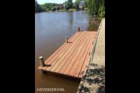 Houten vlonder bij het water
