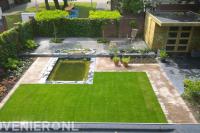 Bovenaanzicht tuin met gazon, vijver en schuurtje met overkapping