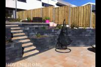 Trap en plantenbakken van stapelblokken