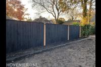 Schutting van zwart hout