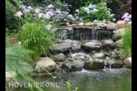 Waterloop van rotsblokken naar vijver