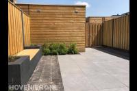 Achtertuin met sierbestrating en hout beton schutting