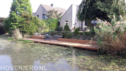 Houten vlonder aan het water