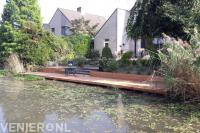 Houten vlonder aan het water