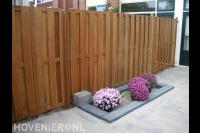 Houten schutting als tuinafscheiding