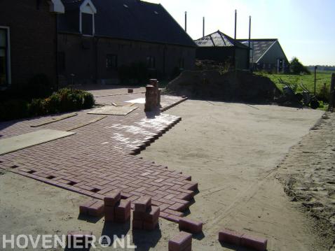 Straatwerk van rode betonklinkers