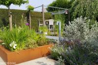 Achtertuin met vijver, vlonder en pergola