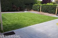 Tuin met gazon en terras