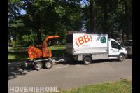Bedrijfsbus en takkenversnipperaar van (BB) Bomen