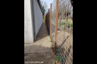 Schutting van betongaas met klimop