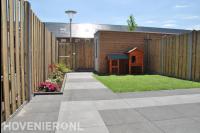 Tuinaanleg met terras, grasveld en hout beton schutting 1