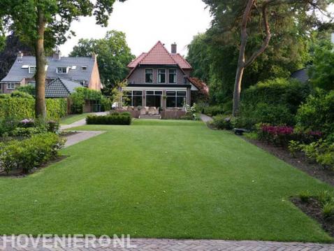 Tuin bij villa met terras en groot gazon