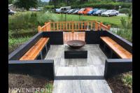 Zithoek met houten vlonder aan het water