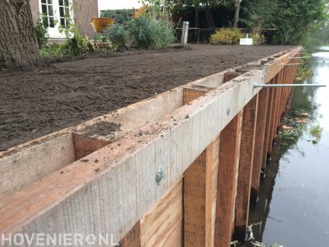 Beschoeiing bij tuin aan het water