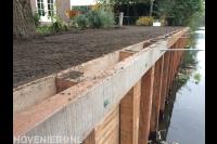 Beschoeiing bij tuin aan het water