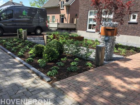 Voortuin met nieuwe beplanting, split en cortenstaal plantenbakken 2