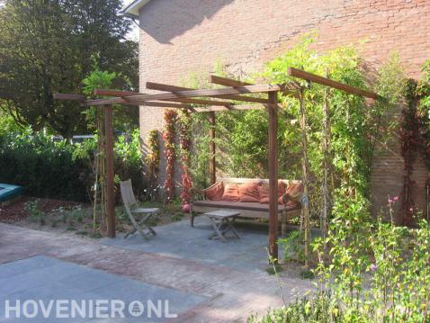 Zithoek met bankje en grote houten pergola