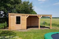 Houten schuurtje met overkapping