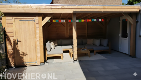 "Stijlvolle Douglas overkapping gecombineerd met berging"