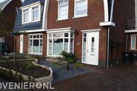 Voortuin met plantenbak en kiezels