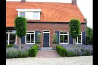 Voortuin met grind, bestrating en borders met lavendel