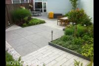 Moderne tuin met lichte bestrating en veel groen 2
