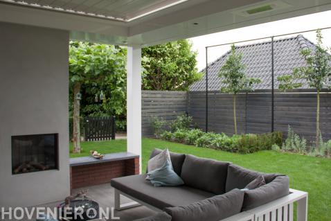 Veranda met tuinhaard en loungeset