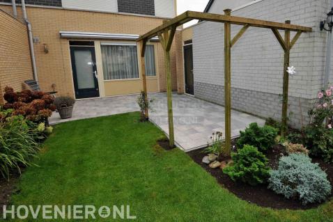 Tuinaanleg met gazon, terras en houten pergola