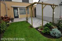 Tuinaanleg met gazon, terras en houten pergola
