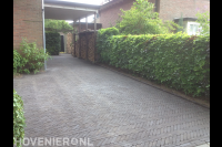 Oprit bestraten met klinkers in visgraatverband