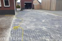 Oprit bestraten met betonklinkers