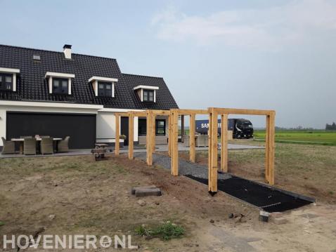 Houten pergola's boven tuinpad