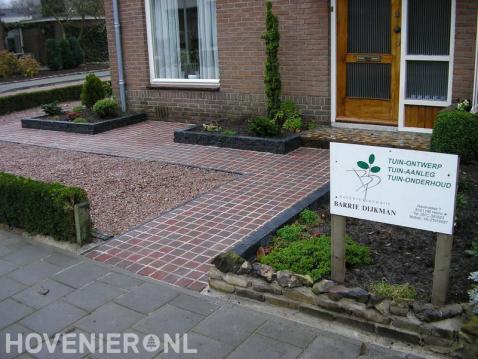 Aanleggen voortuin met bestrating van rode tegeltjes en rood split