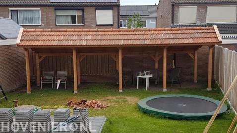 Grote houten overkapping met pannendak