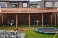 Grote houten overkapping met pannendak