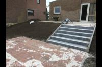 Trap en bestrating in tuin met hoogteverschil