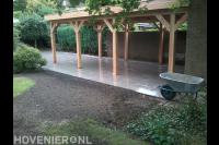 Houten overkapping met bestrating van keramische tegels