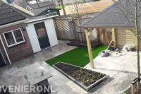 Tuinaanleg met keramische tegels, kunstgras en houten overkapping