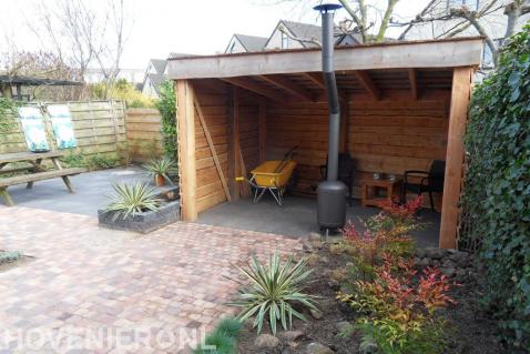 Houten overkapping met tuinhaard