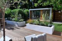 Houten terras met plantenbakken