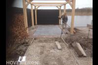 Zithoek met houten pergola en terras