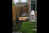 Tuinaanleg met bestrating, gras en schutting