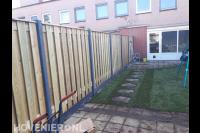 Tuinaanleg met bestrating, gazon van graszoden en hout beton schutting