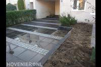 Oprit van grote tegels en kasseien