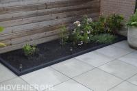 Keramische terrastegels met een border vol rozen