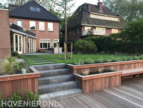 Tuin met terras, gazon en trappetje naar lager gelegen vlonder 1