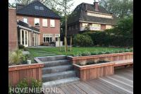 Tuin met terras, gazon en trappetje naar lager gelegen vlonder 1