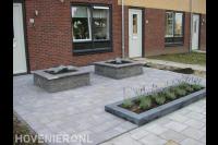 Onderhoudsarme voortuin met betontegels en plantenbakken 2