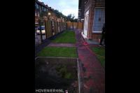 Tuinaanleg met bestrating, graszoden en schutting