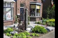 Kleine voortuin met decoratie van rotsblokken